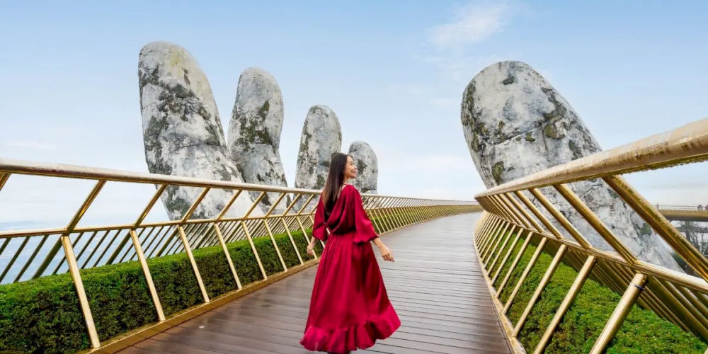 Đôi bàn tay đá khổng lồ nâng đỡ cây cầu tạo nên một phông nền ấn tượng, lý tưởng để chụp những bức ảnh ngoạn mục 